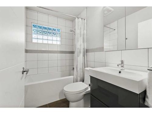 94 Coleridge Road Nw, Calgary, AB - Indoor Photo Showing Bathroom