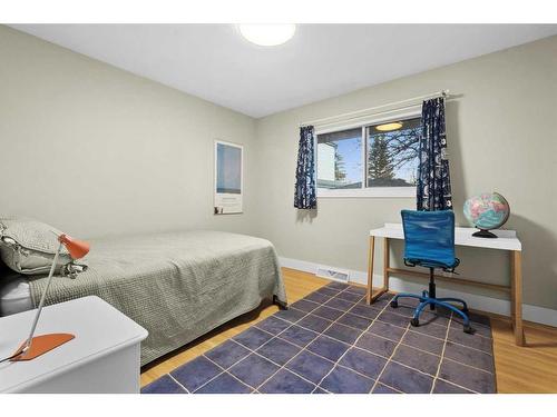 94 Coleridge Road Nw, Calgary, AB - Indoor Photo Showing Bedroom