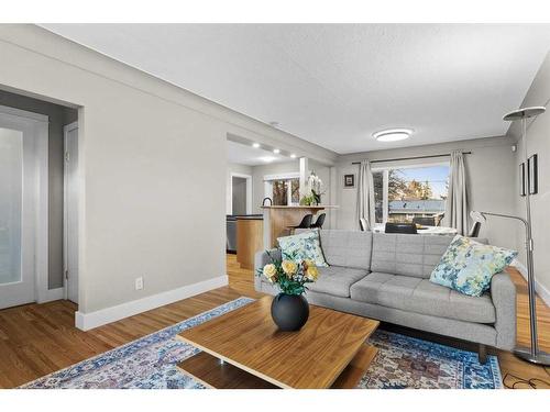 94 Coleridge Road Nw, Calgary, AB - Indoor Photo Showing Living Room