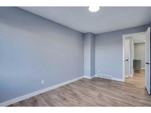 628 55 Street Se, Calgary, AB - Indoor Photo Showing Other Room