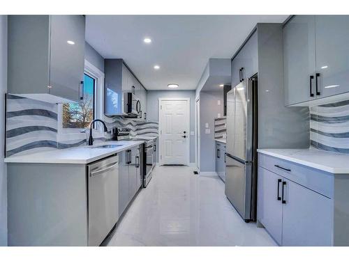 628 55 Street Se, Calgary, AB - Indoor Photo Showing Kitchen