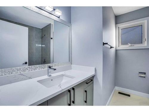 628 55 Street Se, Calgary, AB - Indoor Photo Showing Bathroom