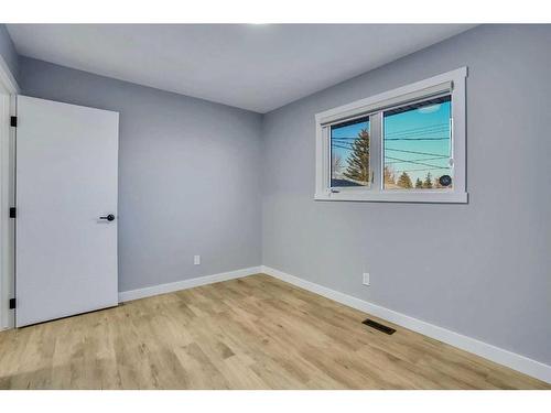 628 55 Street Se, Calgary, AB - Indoor Photo Showing Other Room