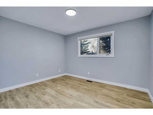 628 55 Street Se, Calgary, AB - Indoor Photo Showing Other Room