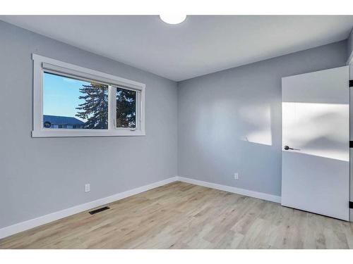 628 55 Street Se, Calgary, AB - Indoor Photo Showing Other Room