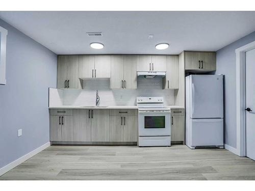 628 55 Street Se, Calgary, AB - Indoor Photo Showing Kitchen