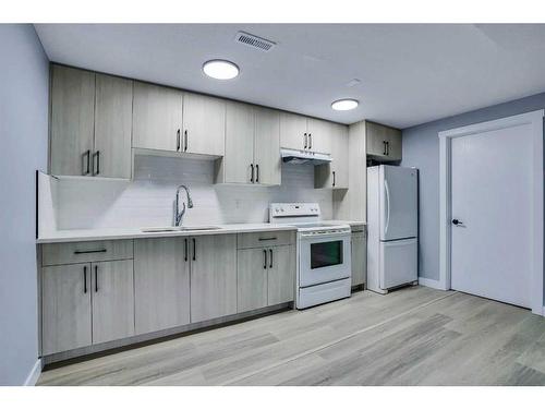 628 55 Street Se, Calgary, AB - Indoor Photo Showing Kitchen