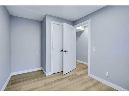 628 55 Street Se, Calgary, AB - Indoor Photo Showing Other Room