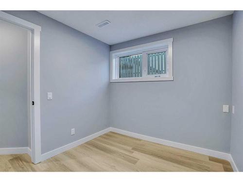 628 55 Street Se, Calgary, AB - Indoor Photo Showing Other Room