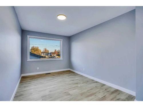 628 55 Street Se, Calgary, AB - Indoor Photo Showing Other Room