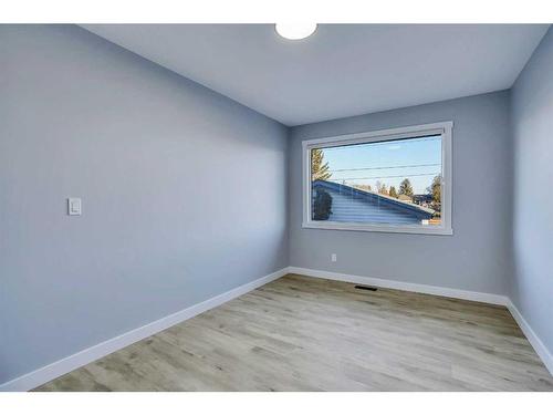 628 55 Street Se, Calgary, AB - Indoor Photo Showing Other Room