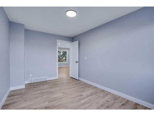 628 55 Street Se, Calgary, AB - Indoor Photo Showing Other Room