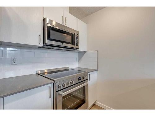 422 Cranbrook Square Se, Calgary, AB - Indoor Photo Showing Kitchen