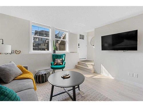 422 Cranbrook Square Se, Calgary, AB - Indoor Photo Showing Living Room