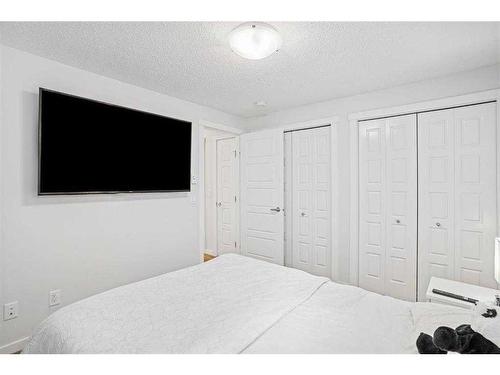 422 Cranbrook Square Se, Calgary, AB - Indoor Photo Showing Bedroom