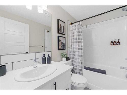 422 Cranbrook Square Se, Calgary, AB - Indoor Photo Showing Bathroom