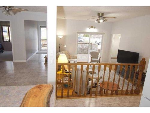 201 Elisnore Avenue, Standard, AB - Indoor Photo Showing Dining Room