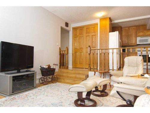 201 Elisnore Avenue, Standard, AB - Indoor Photo Showing Living Room