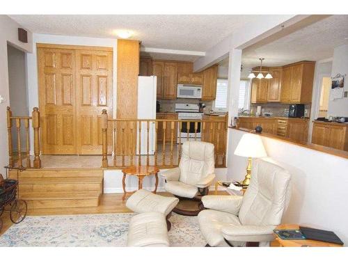 201 Elisnore Avenue, Standard, AB - Indoor Photo Showing Living Room