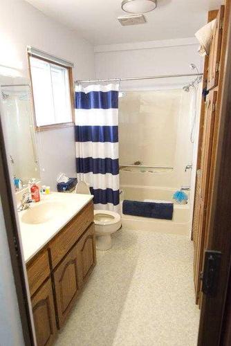 201 Elisnore Avenue, Standard, AB - Indoor Photo Showing Bathroom