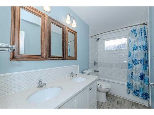 2403 54 Avenue Sw, Calgary, AB - Indoor Photo Showing Bathroom