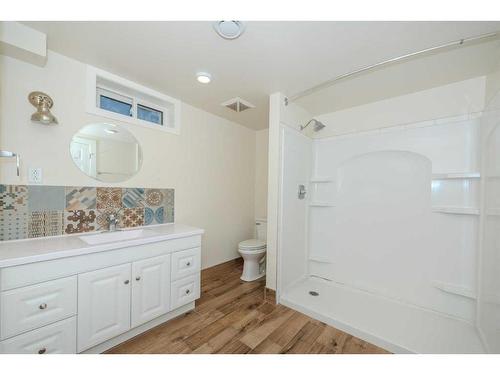 2403 54 Avenue Sw, Calgary, AB - Indoor Photo Showing Bathroom