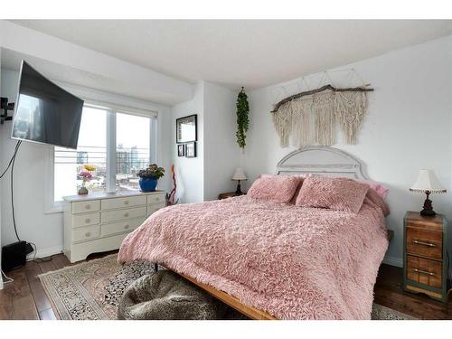 1409 22 Avenue Sw, Calgary, AB - Indoor Photo Showing Bedroom