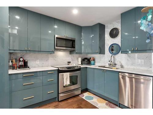 1409 22 Avenue Sw, Calgary, AB - Indoor Photo Showing Kitchen With Upgraded Kitchen