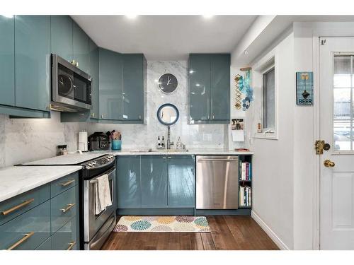 1409 22 Avenue Sw, Calgary, AB - Indoor Photo Showing Kitchen With Upgraded Kitchen