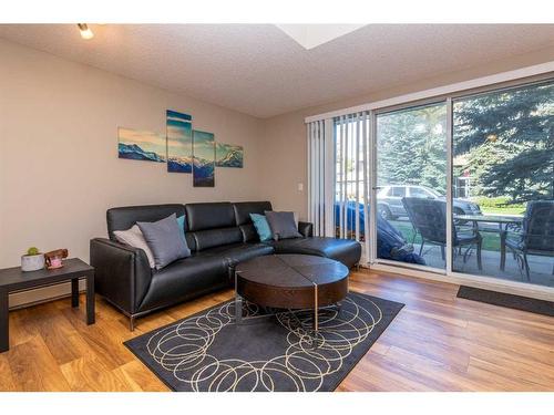 9-122 Village Heights Sw, Calgary, AB - Indoor Photo Showing Living Room