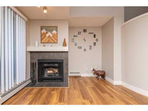 9-122 Village Heights Sw, Calgary, AB - Indoor Photo Showing Living Room With Fireplace