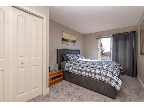 9-122 Village Heights Sw, Calgary, AB - Indoor Photo Showing Bedroom