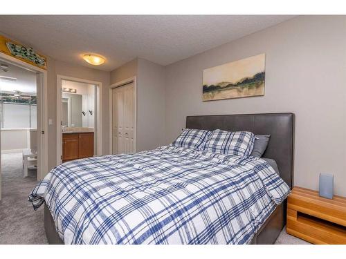 9-122 Village Heights Sw, Calgary, AB - Indoor Photo Showing Bedroom