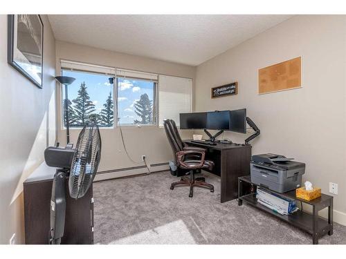 9-122 Village Heights Sw, Calgary, AB - Indoor Photo Showing Office