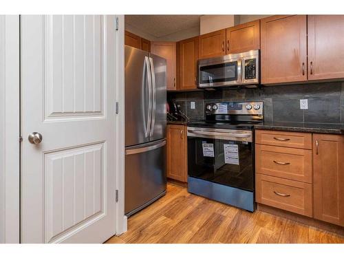 9-122 Village Heights Sw, Calgary, AB - Indoor Photo Showing Kitchen