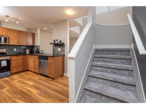 9-122 Village Heights Sw, Calgary, AB - Indoor Photo Showing Kitchen