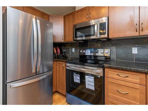 9-122 Village Heights Sw, Calgary, AB - Indoor Photo Showing Kitchen