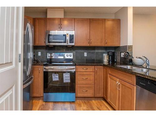 9-122 Village Heights Sw, Calgary, AB - Indoor Photo Showing Kitchen With Double Sink