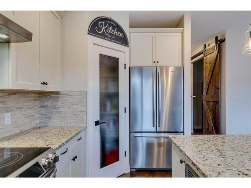 25 Willow Close, Cochrane, AB - Indoor Photo Showing Kitchen With Stainless Steel Kitchen With Upgraded Kitchen