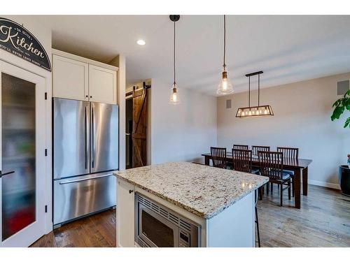 25 Willow Close, Cochrane, AB - Indoor Photo Showing Kitchen