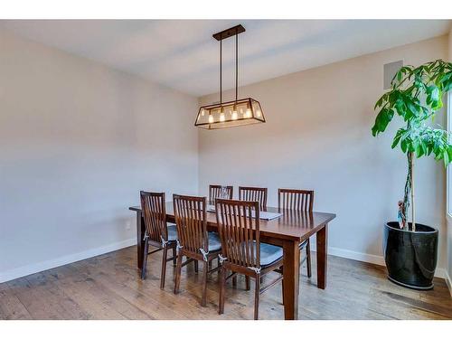 25 Willow Close, Cochrane, AB - Indoor Photo Showing Dining Room