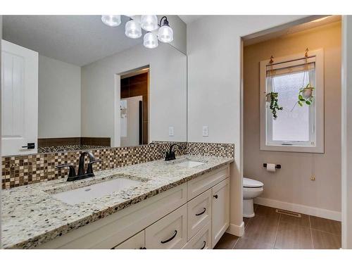 25 Willow Close, Cochrane, AB - Indoor Photo Showing Bathroom