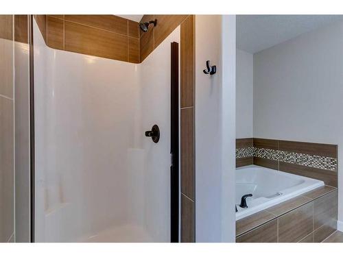 25 Willow Close, Cochrane, AB - Indoor Photo Showing Bathroom