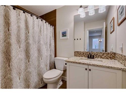 25 Willow Close, Cochrane, AB - Indoor Photo Showing Bathroom