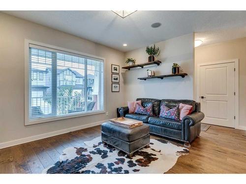 25 Willow Close, Cochrane, AB - Indoor Photo Showing Living Room