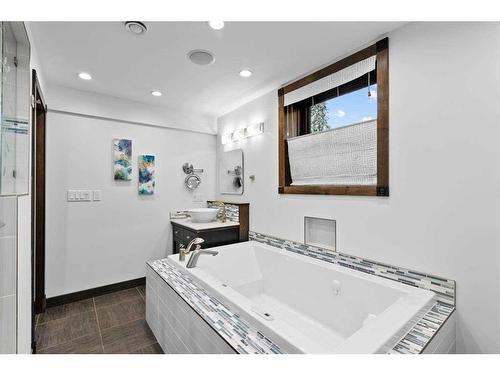 2415 1 Street Nw, Calgary, AB - Indoor Photo Showing Bathroom