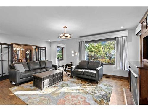 2415 1 Street Nw, Calgary, AB - Indoor Photo Showing Living Room