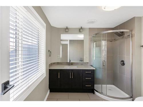 2299 Flanders Avenue Sw, Calgary, AB - Indoor Photo Showing Bathroom