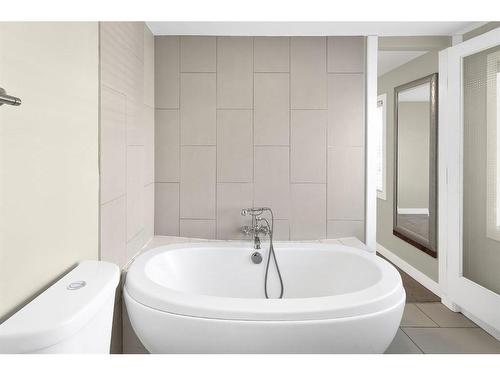 2299 Flanders Avenue Sw, Calgary, AB - Indoor Photo Showing Bathroom