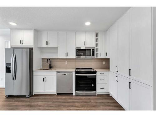 2206-350 Livingston Common Ne, Calgary, AB - Indoor Photo Showing Kitchen